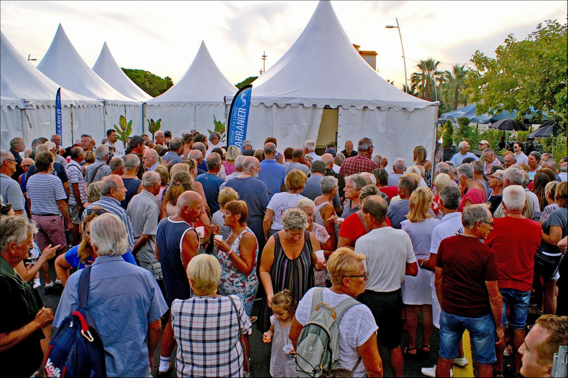 On attend l' apéritif offert par le MAIRE