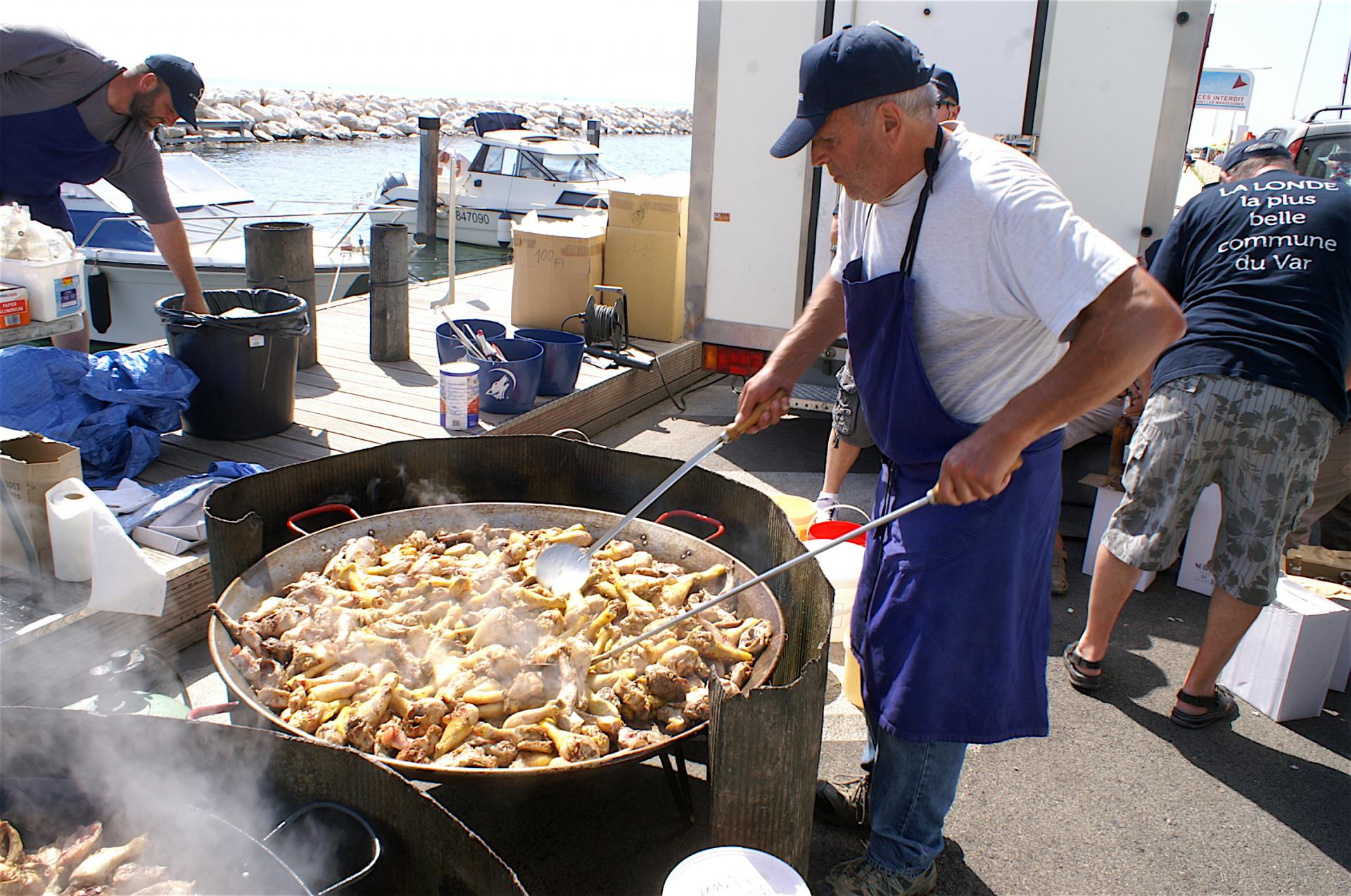 Un cuisinier a l ouvrage